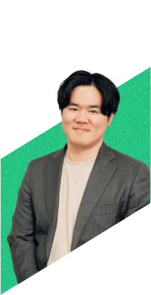 スーツ姿で微笑む男性社員