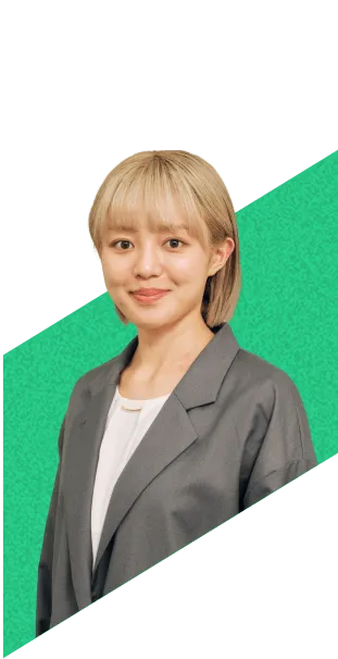 金髪のショートヘアで笑顔の女性社員