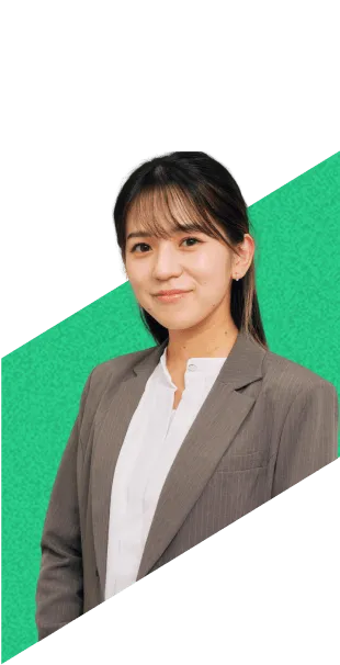 黒髪で微笑む女性社員