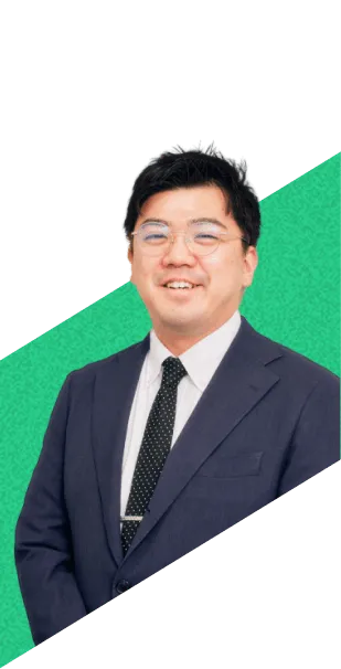 メガネ姿でスーツを着た男性社員