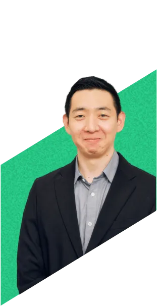 ジャケット姿で穏やかに微笑む男性社員