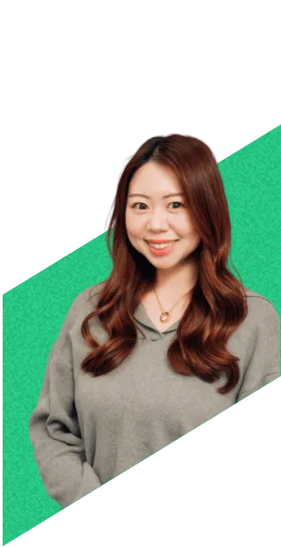 ロングヘアで明るい笑顔の女性社員