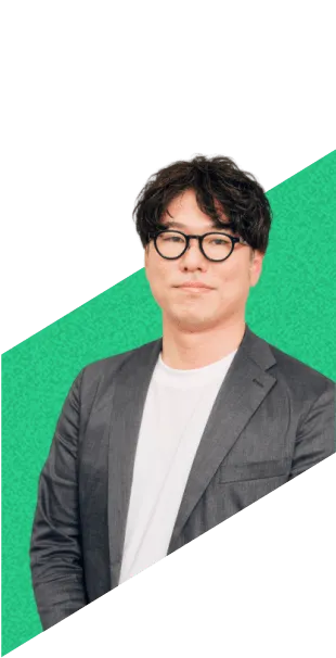 黒縁でメガネをかけた男性社員