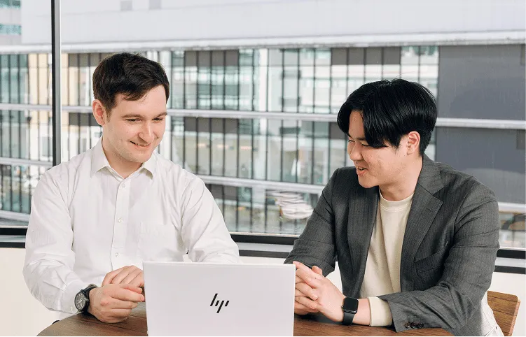 オフィスで打ち合わせをする二人のエンジニア