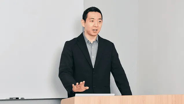 講師がホワイトボードの前で説明している様子