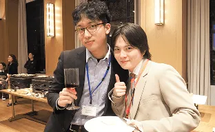 社内懇親会でポーズを決める社員