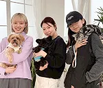 犬を抱っこした女性達