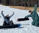 スノーボードをしている社員