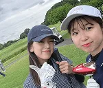 ゴルフウェアを着てポーズをとる女性社員