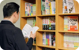 資格参考書が並ぶ本棚