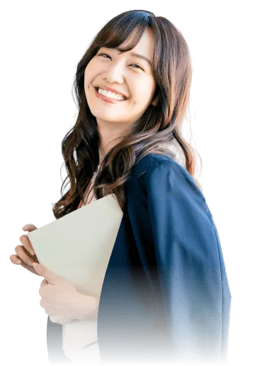 微笑んでいる若い女性の写真