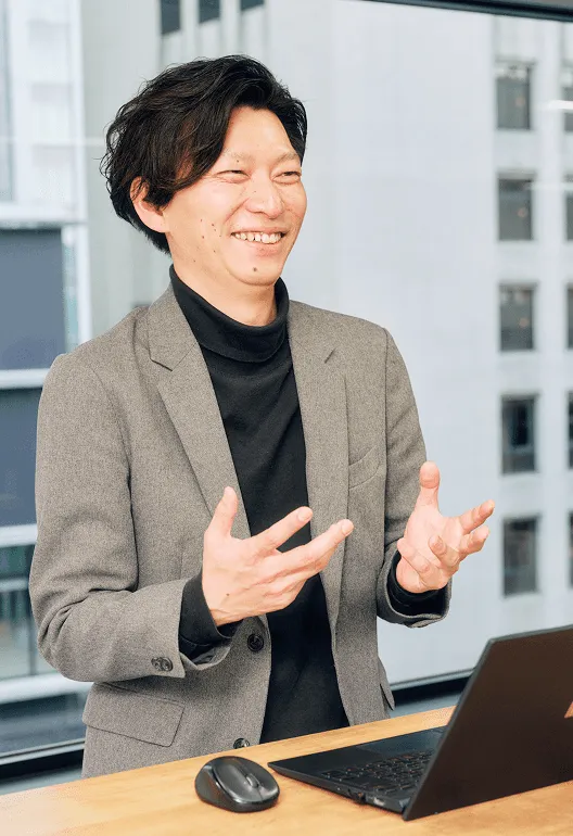 代表の大津留健太が笑顔で語りかける様子