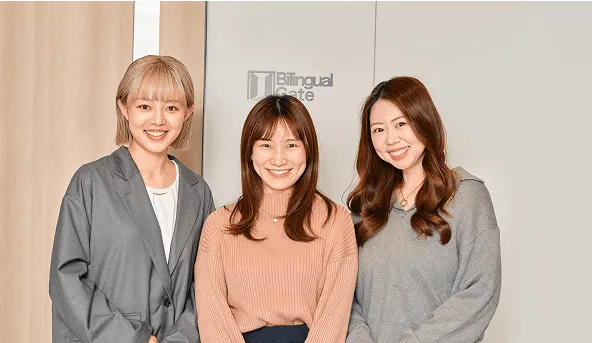女性スタッフが笑顔で3人並んで写真を撮っている様子