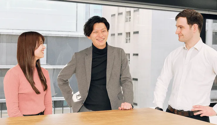 笑顔で会話するメンバー3名のスナップ