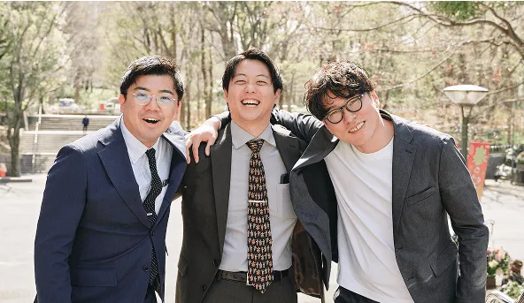 屋外で談笑するチームの集合写真