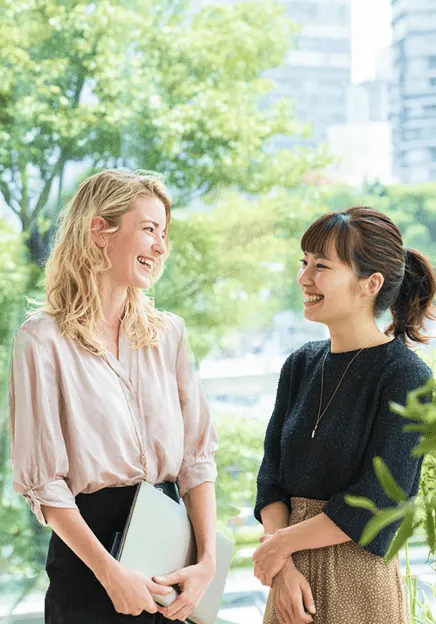 英語で会話しながら打ち合わせをするふたりのビジネスパーソン