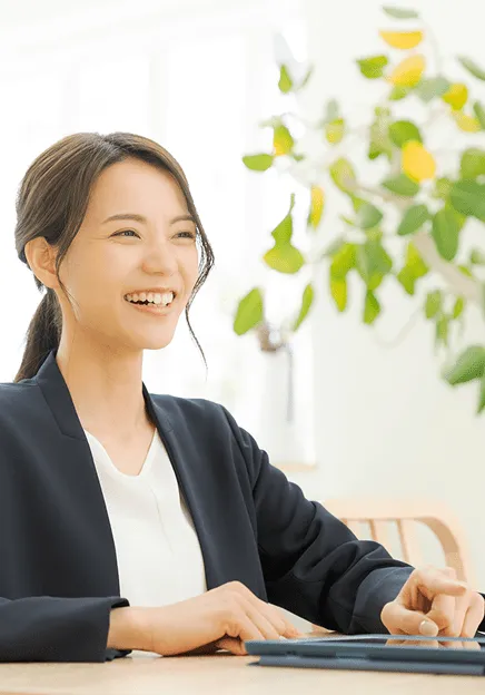 英語で会話しながら打ち合わせをするふたりのビジネスパーソン